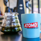 Ilustración para el artículo titulado Qué es Atomo, el café molecular hecho en laboratorio sin un solo grano de café